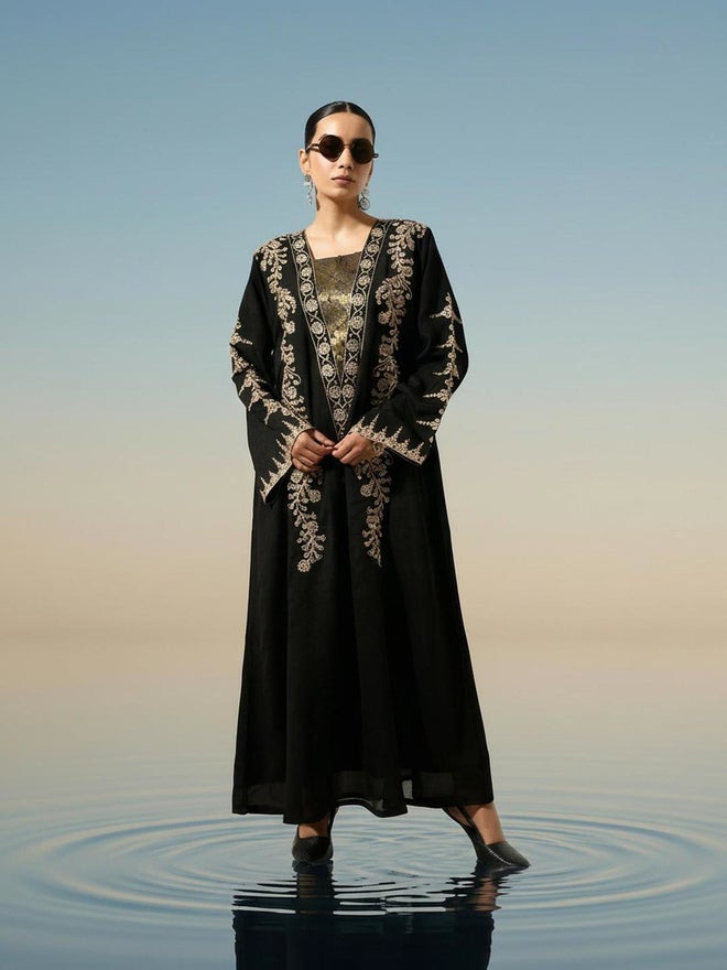 ISHIN Black Relaxed Embroidered Abaya - Image 4